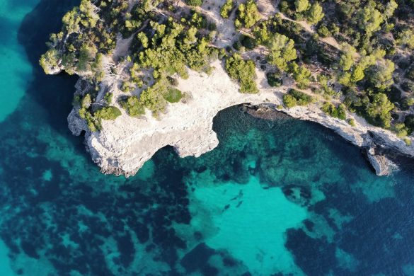 De kustlijn van het Parque natural Mondragó, op het eiland Mallorca, gefotografeerd met een drone